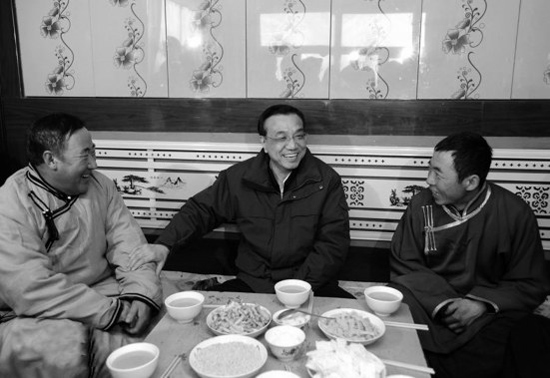 今年2月4日，李克強(qiáng)來到內(nèi)蒙古興安視察，與村民們拉家常