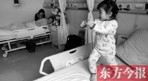 2月7日，春節(jié)前的第3天，雖然傷口很是疼痛，但3歲女兒可愛的“騎馬舞”是李剛最好的“止痛藥”