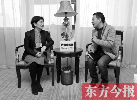 全國(guó)人大代表、省文化廳廳長(zhǎng)楊麗萍（左）在接受“兩會(huì)會(huì)客廳”采訪