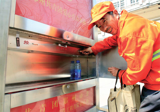 3月27日，鄭州紫荊山立交橋下，出現(xiàn)一種“直飲水機”，市民稱其為機器“送水哥”