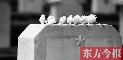 清明假期里，各界人士來到鄭州烈士陵園，緬懷先烈。一座無名烈士的墓碑上，擺放著人們帶來的白花