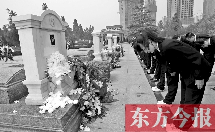 清明節(jié)，鄭州烈士陵園。學(xué)生在吉鴻昌烈士墓前鞠躬致禮