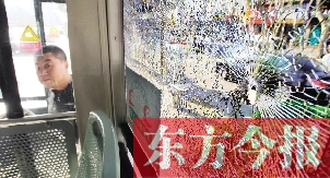 4月6日，鄭州市108路公交車一整塊車窗玻璃被鋼珠擊碎
