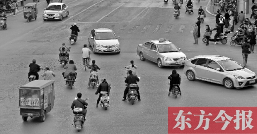 四月九日，鄭州市黃河路與經(jīng)八路交叉口，“中國(guó)式過(guò)馬路”現(xiàn)象仍很常見