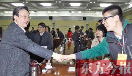 4月22日，省委書記、省人大常委會(huì)主任郭庚茂和“聚焦中博·河南行”中部六省媒體采訪團(tuán)成員親切握手