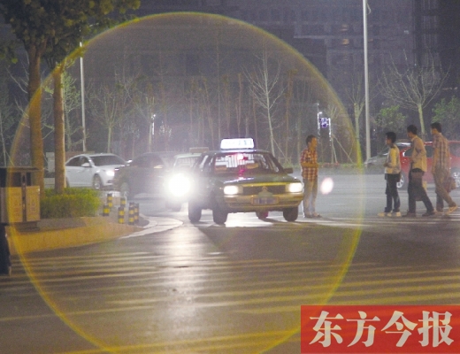昨晚，鄭州火車東站，一些出租車?？吭诼愤叄姷叫腥瞬粫r(shí)主動(dòng)搭訕 東方今報(bào)暗訪組 攝