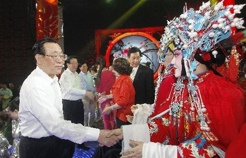 頒獎(jiǎng)晚會(huì)結(jié)束后，王剛（左一）、郭庚茂（左二）、謝伏瞻（左三）上臺(tái)和演職人員握手