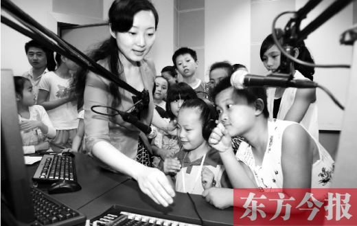 河南廣電全媒體小記者參觀河南電臺教育廣播樂活1066，體驗(yàn)當(dāng)主持人的樂趣