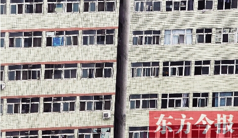 鄭州市城中村眾多類似這樣火柴盒式的房間，成了大中專畢業(yè)生們暫時安放青春和夢想的地方
