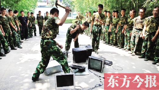 為了讓孩子表達戒除網(wǎng)癮的決心，學校組織孩子親手砸毀電腦