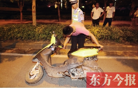 7月9日夜，鄭東新區(qū)街頭，鄭州市交巡警六大隊(duì)民警查住一輛“炸街”摩托車(chē)