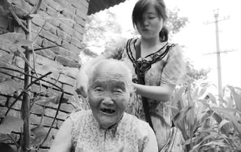 焦作市溫縣黃莊鎮(zhèn)南韓村的王吉氏老人，如今已是115歲高齡　