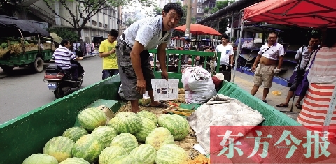 因?yàn)橐估锼?，來鄭州賣瓜的開封瓜農(nóng)姚老漢不但丟錢還丟瓜