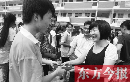 7月23日，晨鐘教育集團黨委書記張玲為支教大學(xué)生頒發(fā)證書