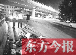 昨日凌晨3時(shí)，鄭州市區(qū)河醫(yī)立交橋下，交警在勘察現(xiàn)場(chǎng)