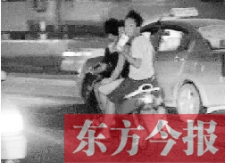 盡管剛剛發(fā)生摩托車(chē)車(chē)禍，現(xiàn)場(chǎng)很快又現(xiàn)載人摩托車(chē)疾馳