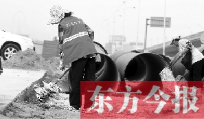 鄭州市鄭東新區(qū)，烈日下工作的環(huán)衛(wèi)工
