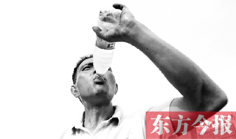高溫天氣下，鄭州自來(lái)水搶險(xiǎn)工人老趙經(jīng)常是喝水趕不上出汗