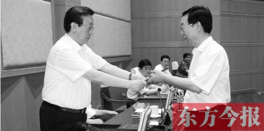 省人大常委會主任郭庚茂向有關被任命人員頒發(fā)了任命書。圖為新任省發(fā)改委主任孫廷喜在接受任命書