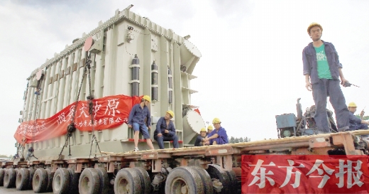 天降大雨，加大了行走的難度，工人們用支桿頂起沿途的電纜