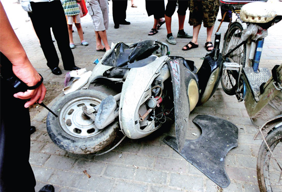 8月3日，棉紡路與六廠前街交叉口附近一輛水泥罐車突然爆胎，路邊一輛電動(dòng)車被沖擊波震翻報(bào)廢