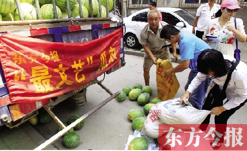 昨日，得知“最文藝瓜農(nóng)”祁老漢（左一）被困，市民紛紛購愛心瓜