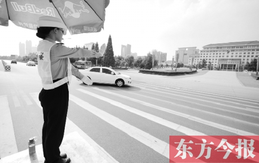 昨日，駐馬店市開(kāi)源大道，女交警冒高溫指揮交通