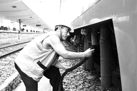 昨日，商丘火車(chē)站給水員在烈日下工作