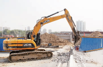 南陽路、北環(huán)快速路立交橋?qū)⑦M行封閉施工，圖為工人正在拆除隔離欄