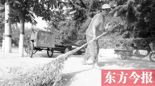 昨天下午4點(diǎn)，新鄭市溱水路，64歲的陳明花正在打掃衛(wèi)生，這一段曾是靳春波負(fù)責(zé)的路段