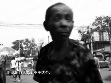視頻中的男子面對鏡頭發(fā)泄心中的不滿：不合理，明擺著剝削人