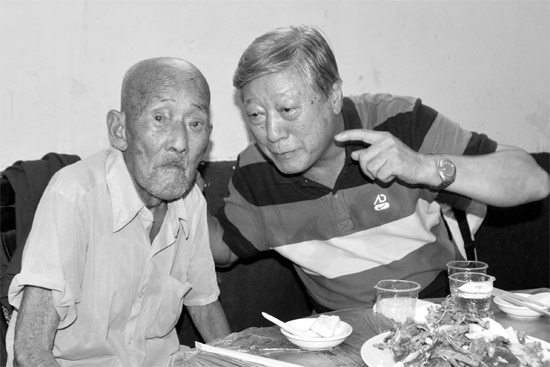 昨日，來(lái)自北京的英雄后代胡冠軍（右）專(zhuān)門(mén)趕到西平縣看望抗戰(zhàn)老兵孫殿修老人