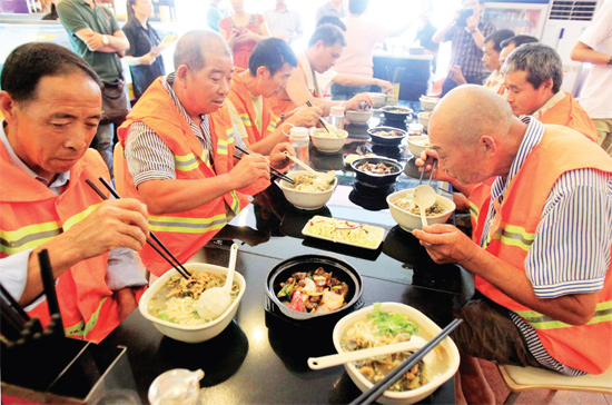 8月18日中午，鄭州市商城路一家飯店邀請33位一線環(huán)衛(wèi)工免費(fèi)吃頓飯
