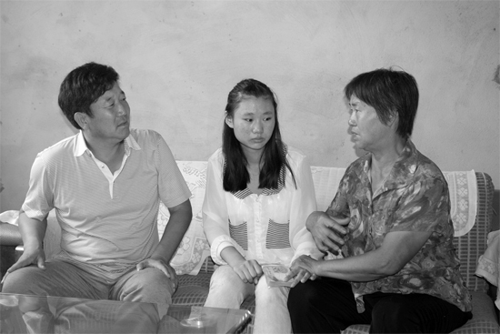“商丘最美女兒”李丹（中）捐骨髓救母，愛心人士（左）送來1萬元愛心款