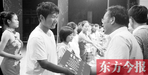 8月25日，河南電視臺8號演播廳，寒門學(xué)子每人拿到了5000元助學(xué)金