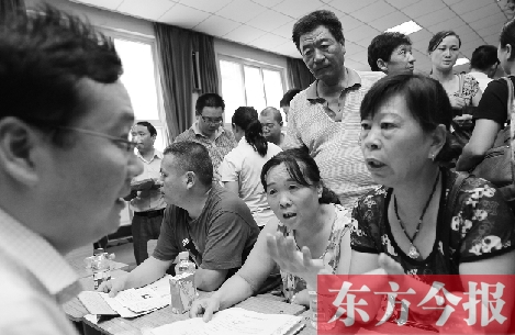 帶著孩子小升初的諸多疑問，眾多家長（右）向教育部門咨詢