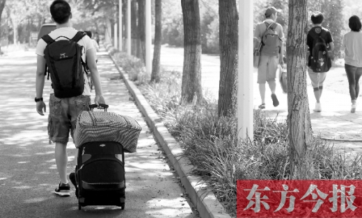 滿載著家人的希望，沿著學(xué)校的路標(biāo)，鄭州大學(xué)新生入學(xué)了，一位新生自己帶著行李來報(bào)到