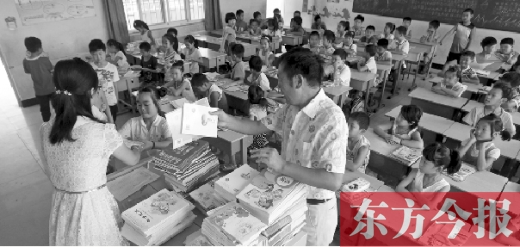 昨天是鄭州市中小學正式開學第一天，圖為某小學的孩子們正在免費領取新課本