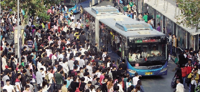 鄭州火車站，等候公交車的人們 東方今報(bào)記者 劉棟杰圖