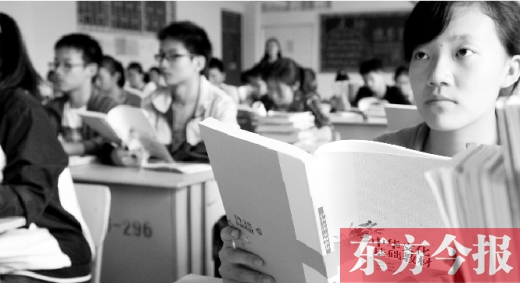 鄭州五中實(shí)驗班的同學(xué)們正在認(rèn)真地聆聽語文老師講授“中華傳統(tǒng)文化”
