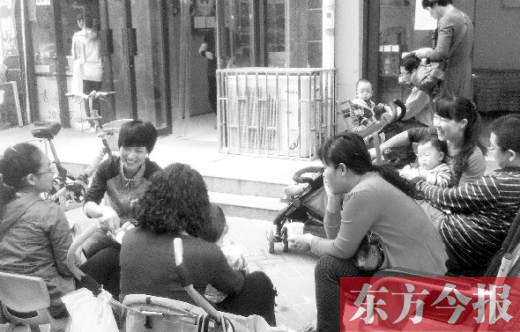 鄭州未來路附近的一家小兒推拿店，等待為孩子做推拿的家長在門口排起了隊