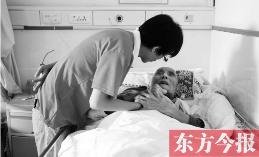 10月11日，鄭州愛馨養(yǎng)老集團(tuán)。護(hù)工對老人無微不至地關(guān)懷照顧