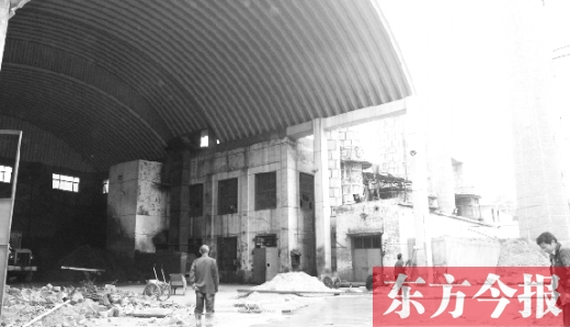 黃委會(huì)燃煤鍋爐房里幾臺(tái)機(jī)器正“整裝待發(fā)”，大煙囪拆除難