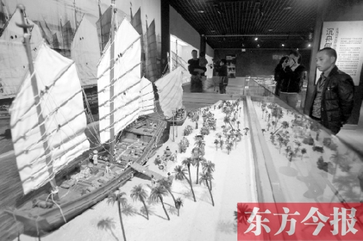 10月19日，大海的方向——西沙華光礁一號沉船寶藏展在省博物院舉行。圖為一位市民在觀看當(dāng)時(shí)（宋朝）工