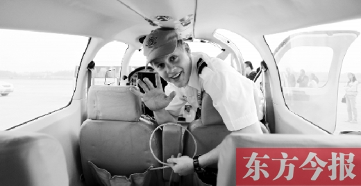 “歡呼”降落鄭州國(guó)際機(jī)場(chǎng)，杰克透過舷窗向人們打招呼
