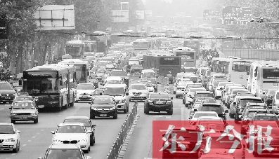 昨日下午4點，在花園路與黃河路口附近，車堵成了“一鍋粥”
