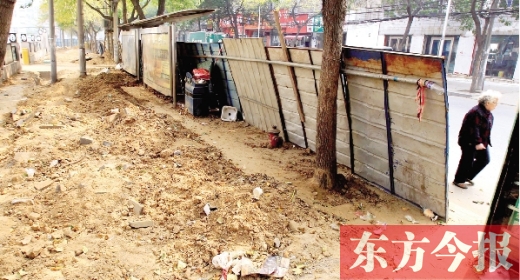 鄭州市紅專路與政七街交叉口，一工地“圍而不動(dòng)”，步行者只好擇路而行