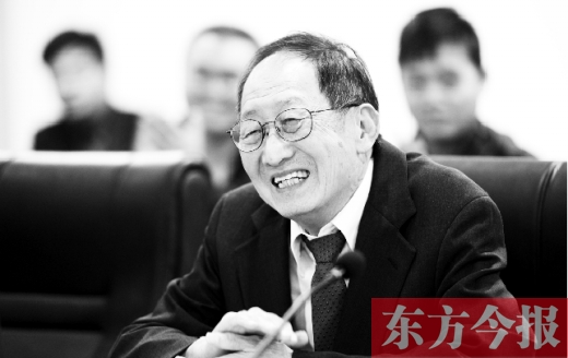 10月24日，美籍華人、諾貝爾物理學(xué)獎(jiǎng)獲得者崔琦先生來鄭訪問