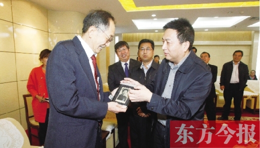 東方今報(bào)社社長趙國平（右）向崔琦先生（左）轉(zhuǎn)贈(zèng)一份特殊的禮物，這份禮物東方今報(bào)記者珍藏了15年