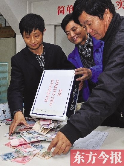 11月2日，鄭州眾多出租車司機(jī)為成都身患重病的的哥鄺德生募捐